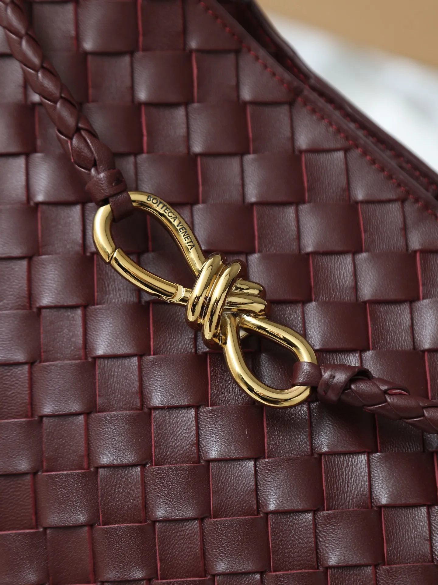 1550. Andiamo is shipping‼ ️Really popular🔥The new Andiamo woven handbag launched by Bottega Veneta this season is really popular all over the world! ! Celebrities at home and abroad have worn it, and Oscar-winning actress Michelle Yeoh has taken it out on the street. Song Jia, Trai Yala, Yu Feihong, Sanji Ayaka, Rosie Hunting-Whiteley, Yoshioka Riho, etc. have all worn this bag. It is classic and versatile and shows off your temperament, and the bag capacity is also large, which is very convenient for daily commuting! ! A variety of carrying methods, the shoulder straps can be adjusted by yourself, the original lambskin feels soft and delicate, and the unisex style breaks gender boundaries and brings a more practical and longer-lasting use experience. Andiamo, which has both elegant and casual styles, perfectly interprets the true appearance of "fashionable old money style". Style number: 766016 Size: 32*24*12